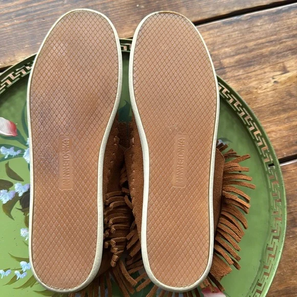 Minnetonka Classic Fringe Hard Sole Ankle Boot
Size 8 - Picture 5 of 6